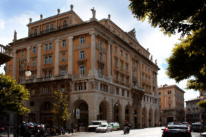 The Chiozza Porticoes building, Trieste (1927) / ph. Massimo Goina